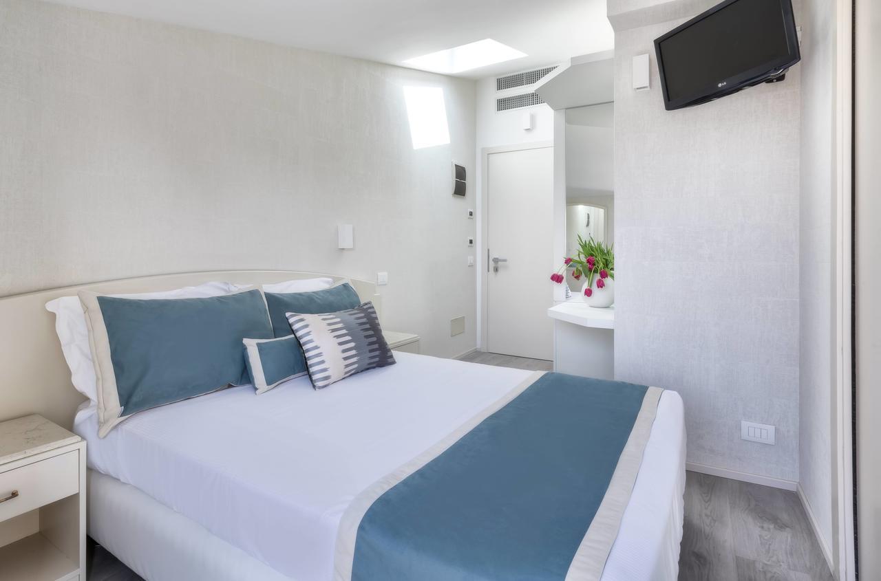 Novecento Suite Hotel Riccione Buitenkant foto