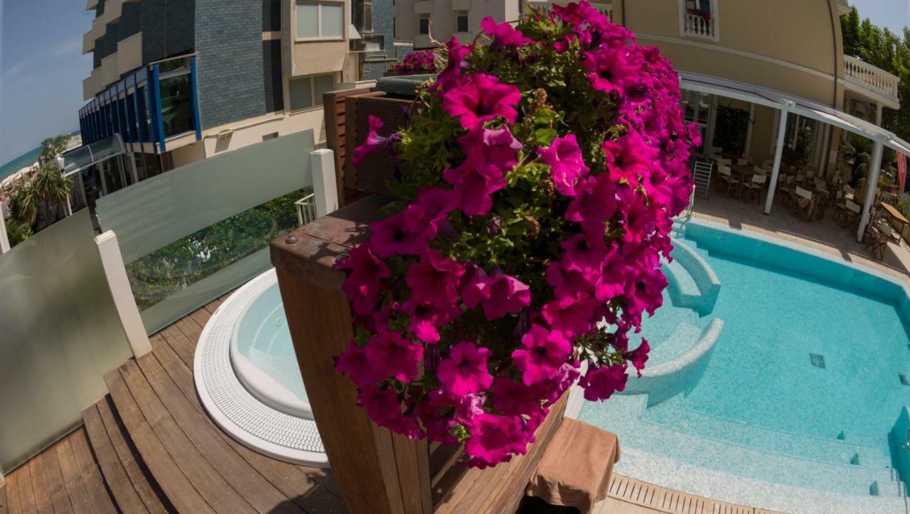 Novecento Suite Hotel Riccione Buitenkant foto