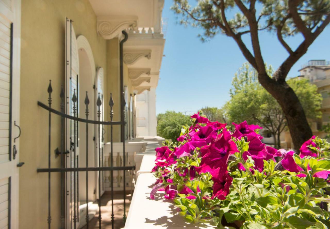 Novecento Suite Hotel Riccione Buitenkant foto