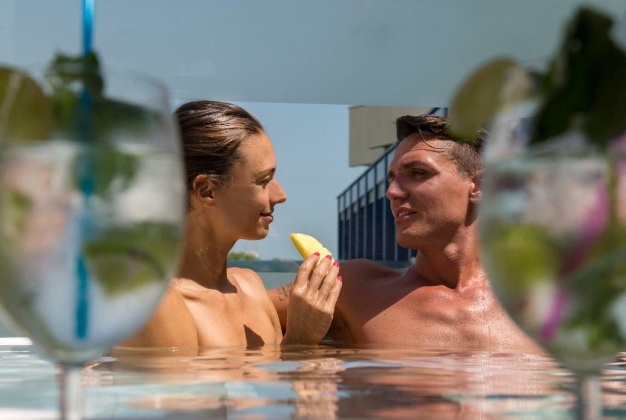 Novecento Suite Hotel Riccione Buitenkant foto